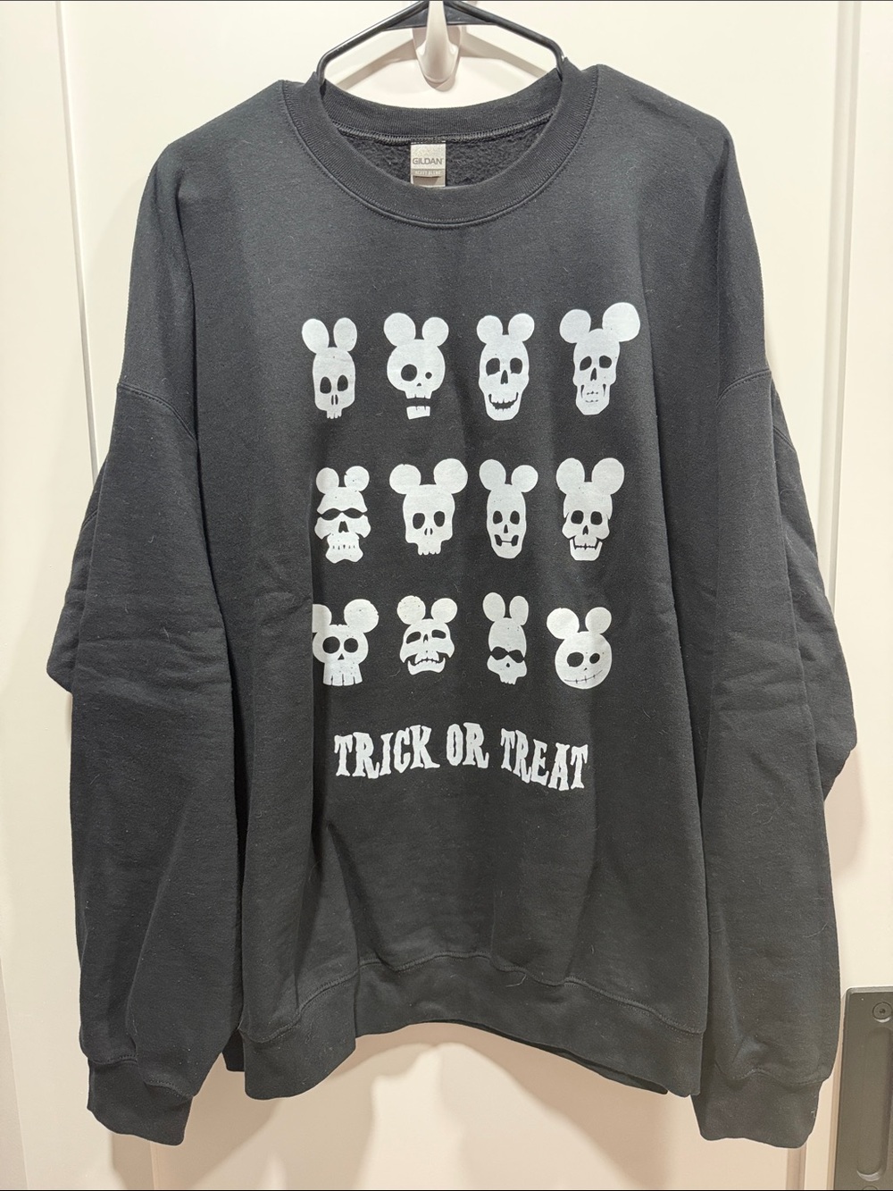 ADELAIDE’S FORT Gildan Black Disney Halloween Skull Sweatshirt